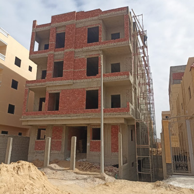 اعمال البناء في قطعه  111